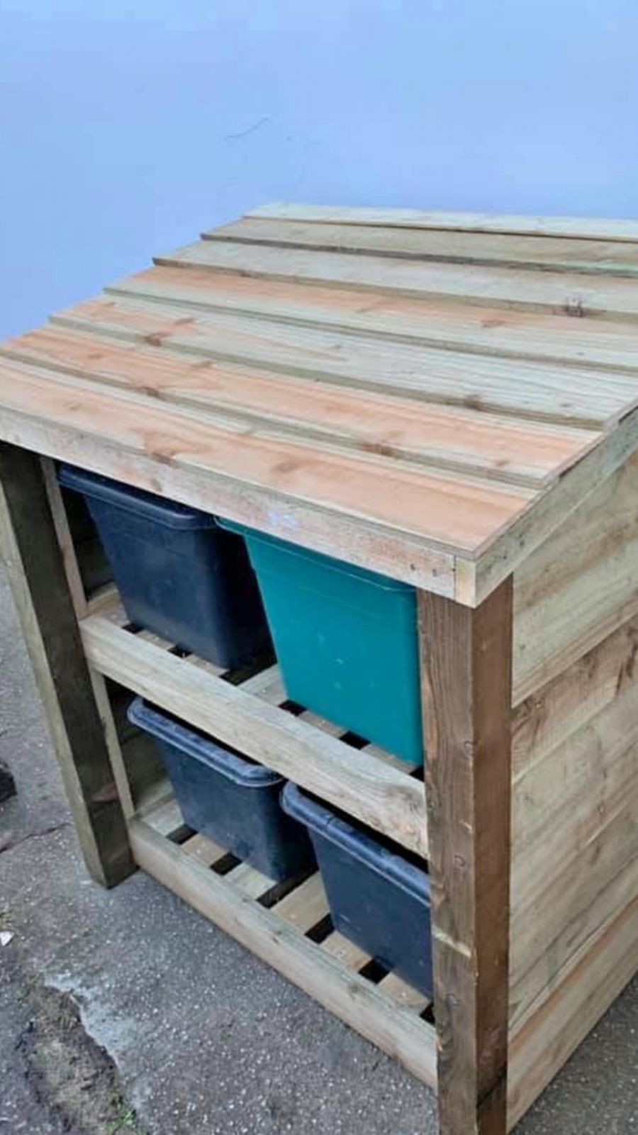 Effective and neat storage for recycling boxes